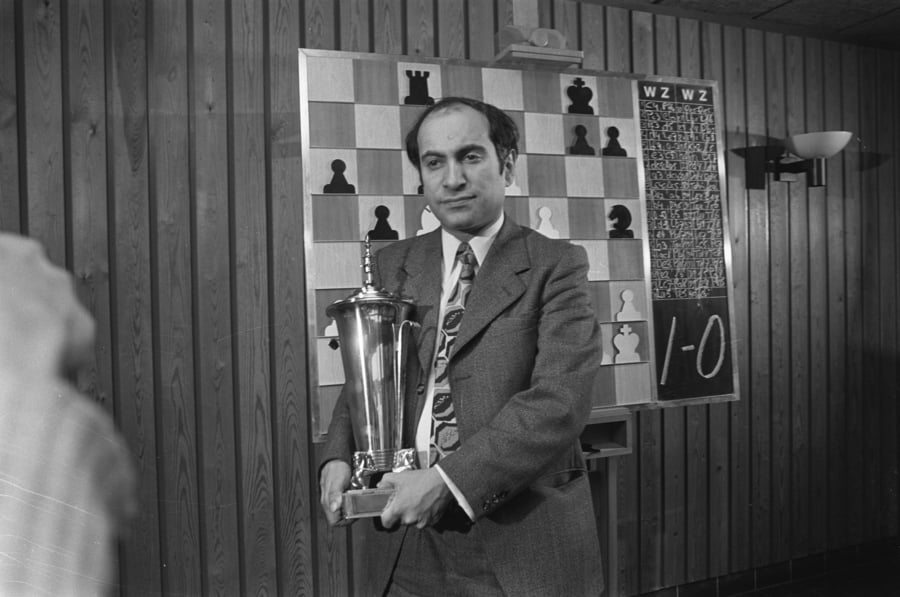 Fun fact: Mikhail Tal (1936-1992), one of the best attacking chess player  of his time, can play the piano quite well despite only having three  fingers. : r/lingling40hrs